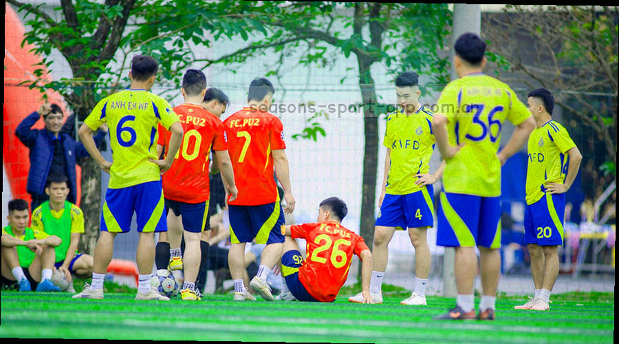 足球场灯光与赛季字样装饰